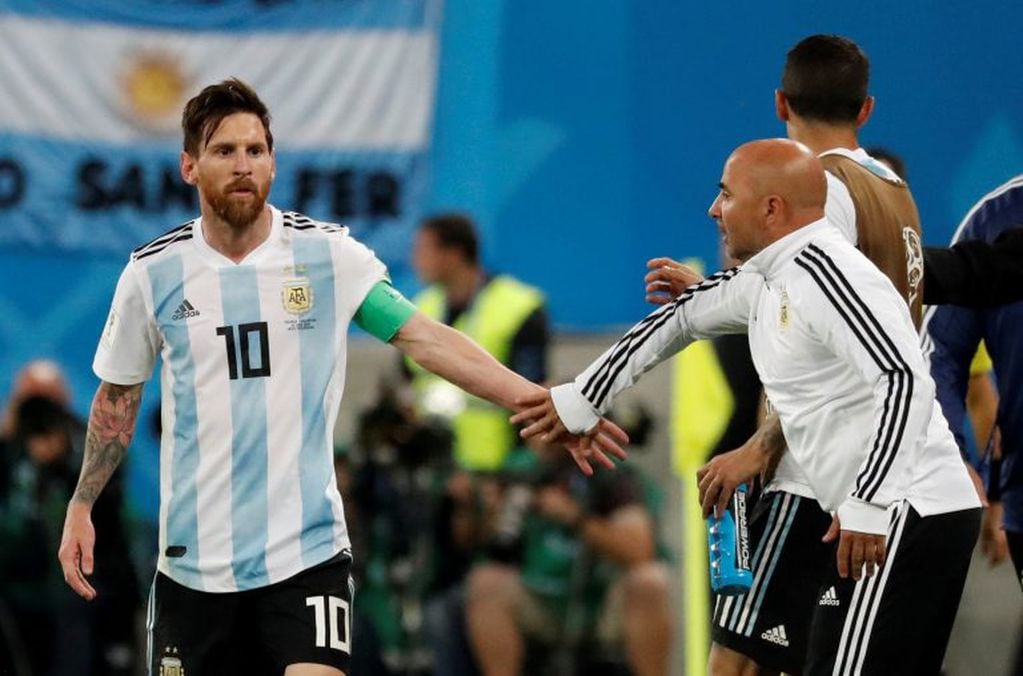 El choque de manos entre Messi y Sampaoli