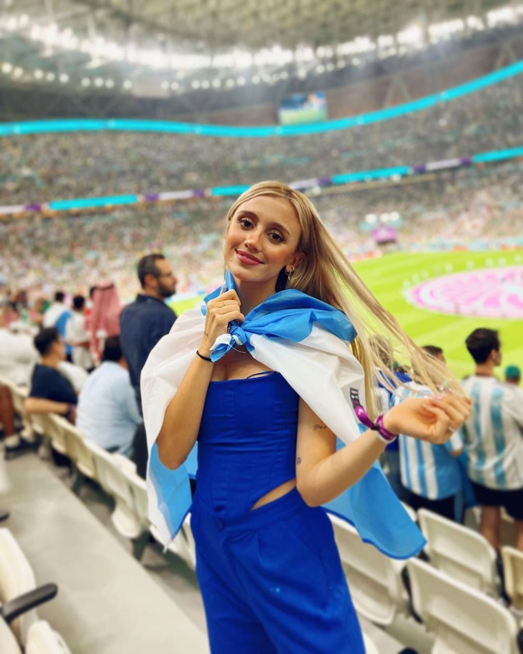Desde Qatar y alentando a Argentina, Morena Beltrán cautivó con un corset y pantalón azul francia.