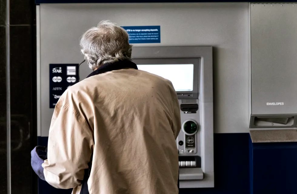 Un cliente efectúa una transacción en un cajero automático el 27 de marzo de 2023, en Los Ángeles. (AP Foto/Richard Vogel, archivo)