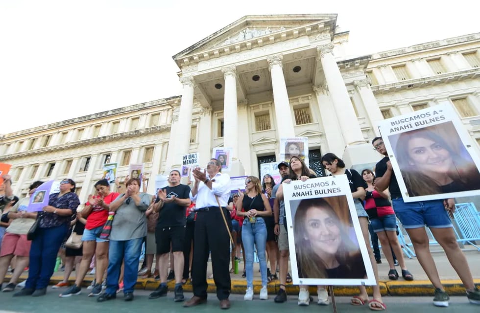 Familiares y amigos se concentraron frente a Tribunales para exigir la aparición con vida de la docente.
