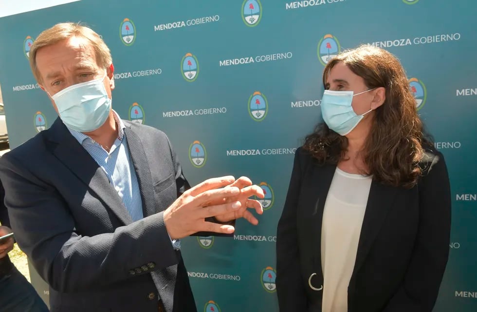 Las medidas las anunció junto a la Ministra Salud local, Ana Maria Nadal.
Foto: Orlando Pelichotti/ Los Andes