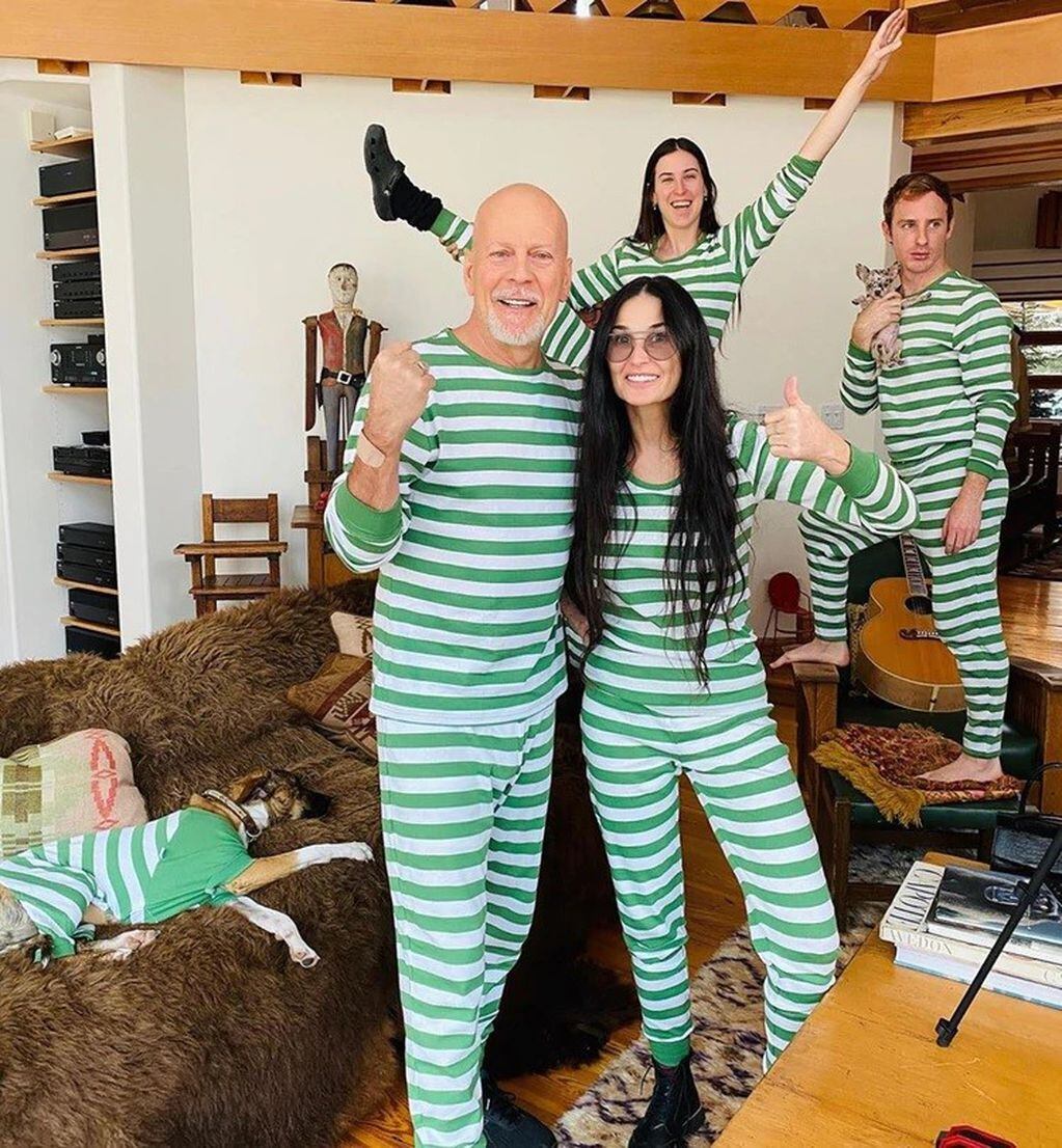 Demi Moore junto a Bruce y una de sus hijas. (Instagram/@demimoore)