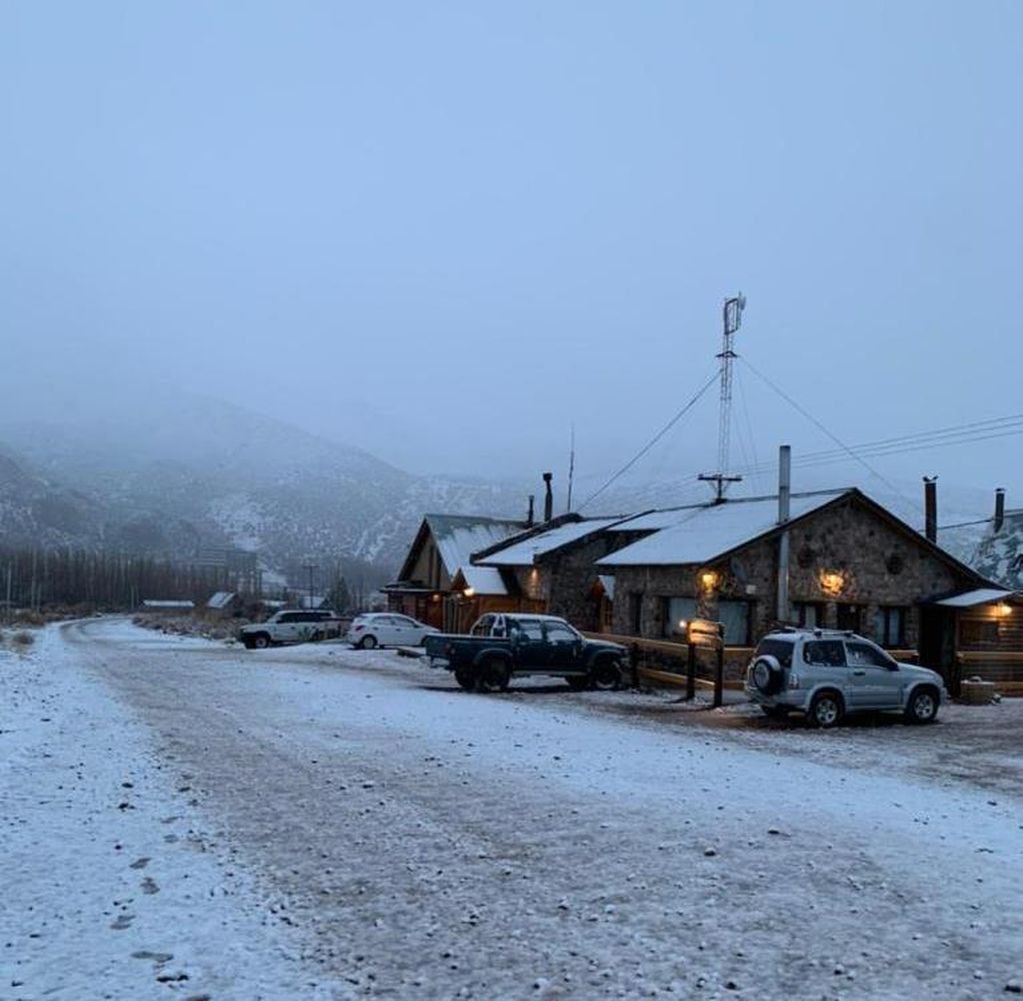 La precipitación de nieve también comenzó a cubrir de blanco a Los Molles. 