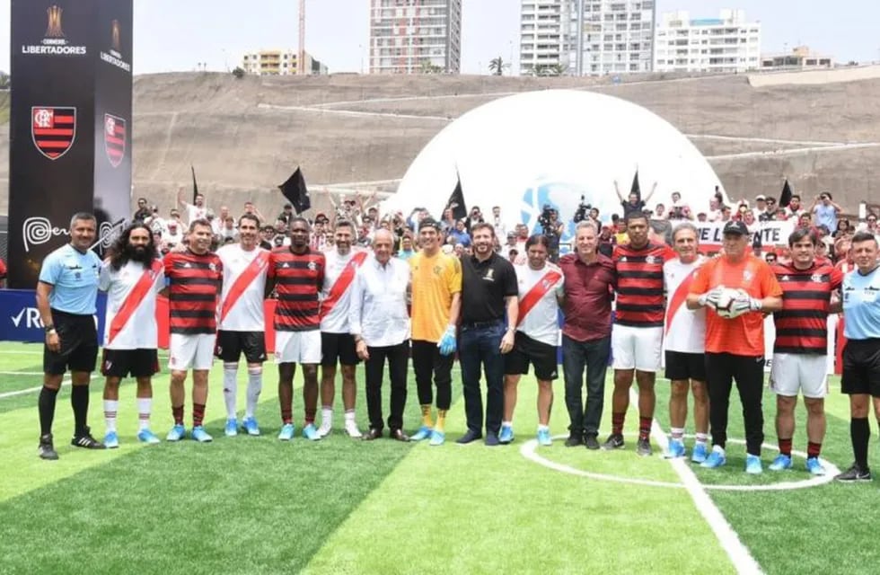 Las leyendas de River y Flamengo jugaron un partido en Lima. (Twitter)