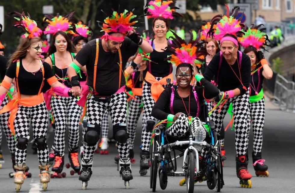 A dance troupe arrive to perform on roller blades during the Notting Hill Carnival Family Day at the annual carnival event in London, Sunday Aug. 26, 2018. Wet and windy weather is disrupting this summer's Notting Hill Carnival. (Stefan Rousseau/PA via AP) inglaterra londres  celebracion del carnaval de notting hill carnaval de notting hill