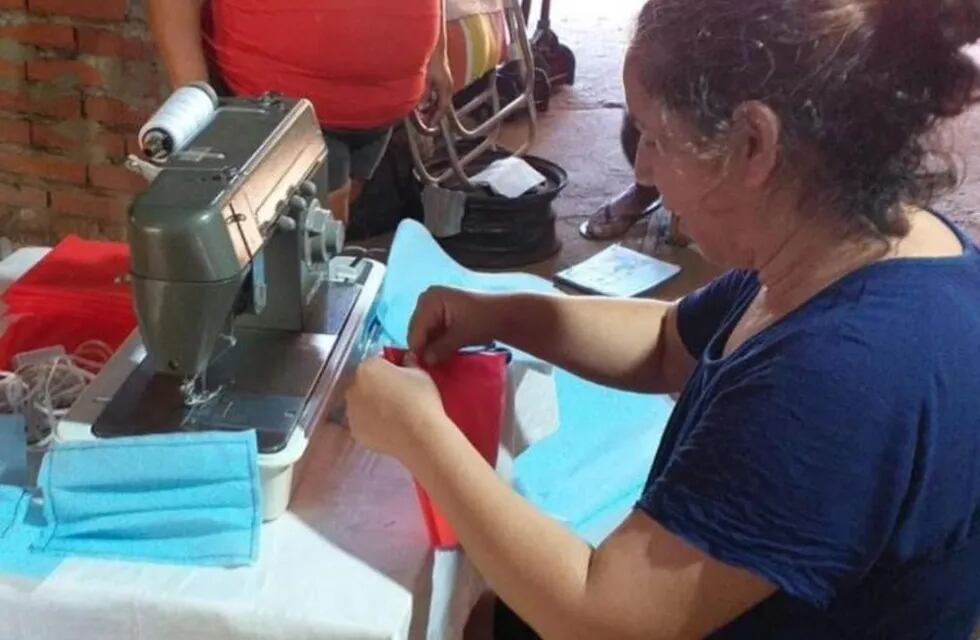 Puerto Esperanza: mujeres del Sindicato de Amas de Casa se dedican a la confección de barbijos