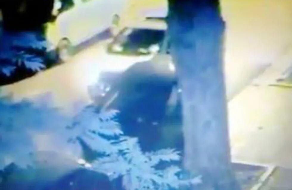 Difundió el video en el que chocan su auto estacionado y logró que aparezca el culpable de la colisión.