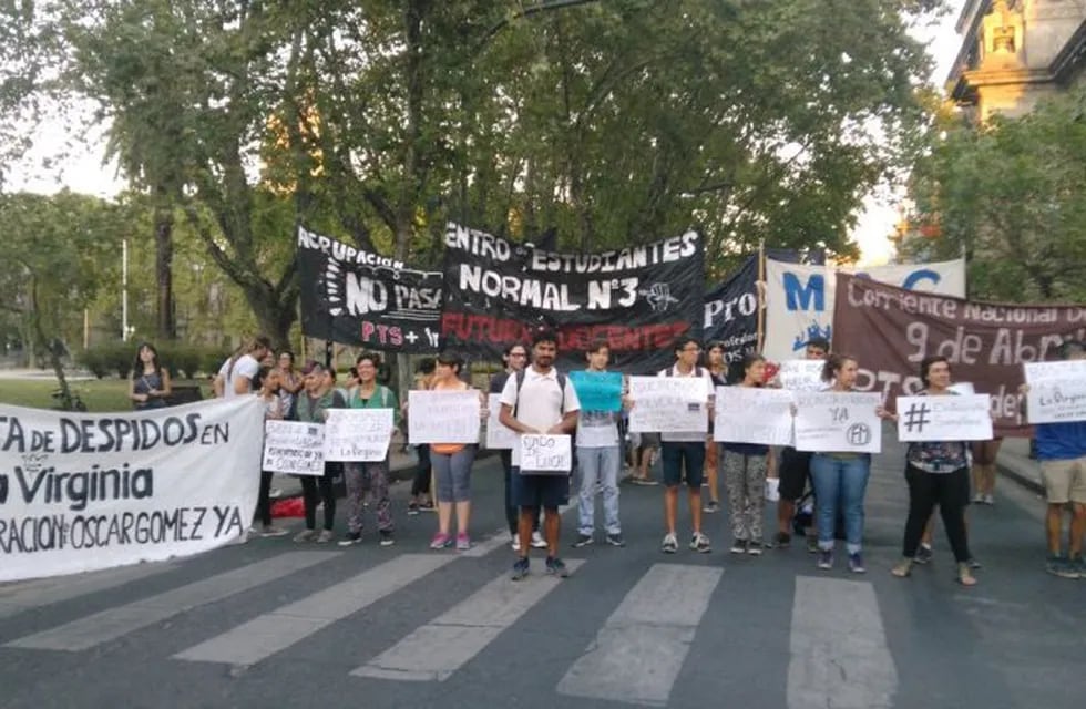 La manifestación se inició sobre la esquina de Santa Fe y Dorrego. (@virgrisolia)