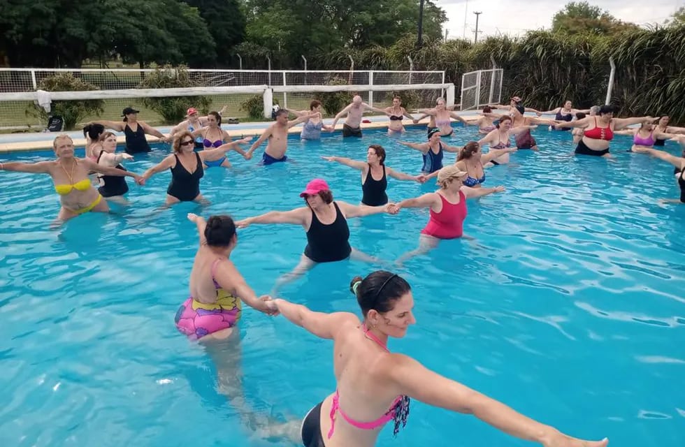 Yoga en el agua, una atractiva actividad para el verano