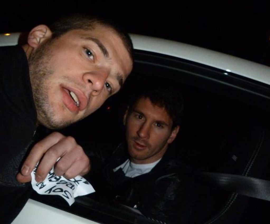 Selfies con Messi, después de un periplo para ganar una apuesta en Barcelona.