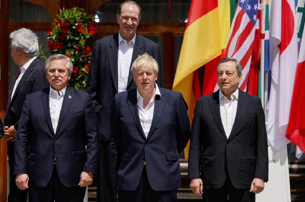 Alberto Fernández, al lado de Mario Draghi (primer ministro de Italia, arriba a la derecha), Boris Johnson (primer ministro británico, derecha) y David Malpass (presidente del Banco Mundial, segundo a la derecha) 