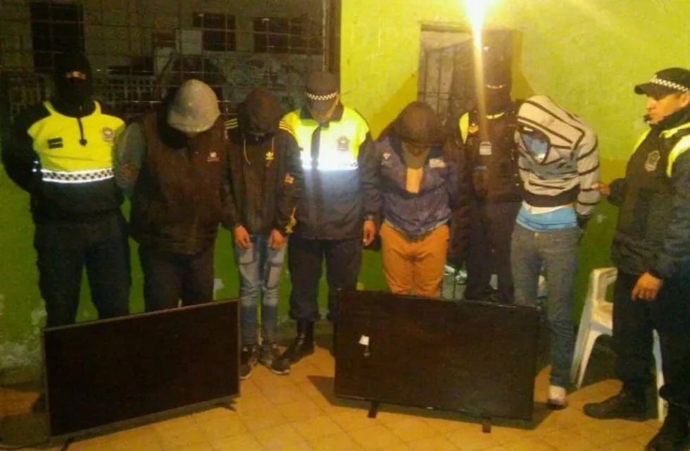 Los ladrones se hicieron pasar por policías y desvalijaron una casa en La Bombilla.
