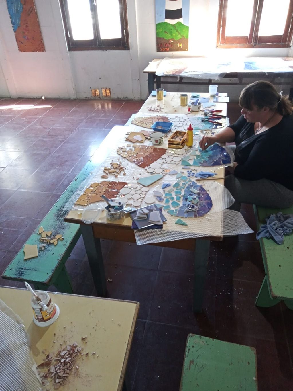 Realizan trabajos de  Mosaiquismo en un cartel de Claromecó