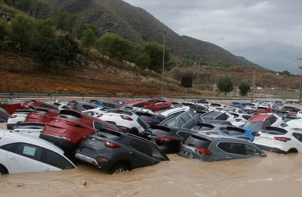 -FOTODELDÍA- GRAFCVA7354. ORIHUELA (ALICANTE), 12/09/2019.-Ciento de coches inundados tras el paso de la Gota Fría en un depósito de vehiculos en Orihuela (Alicante).EFE/MORELL
