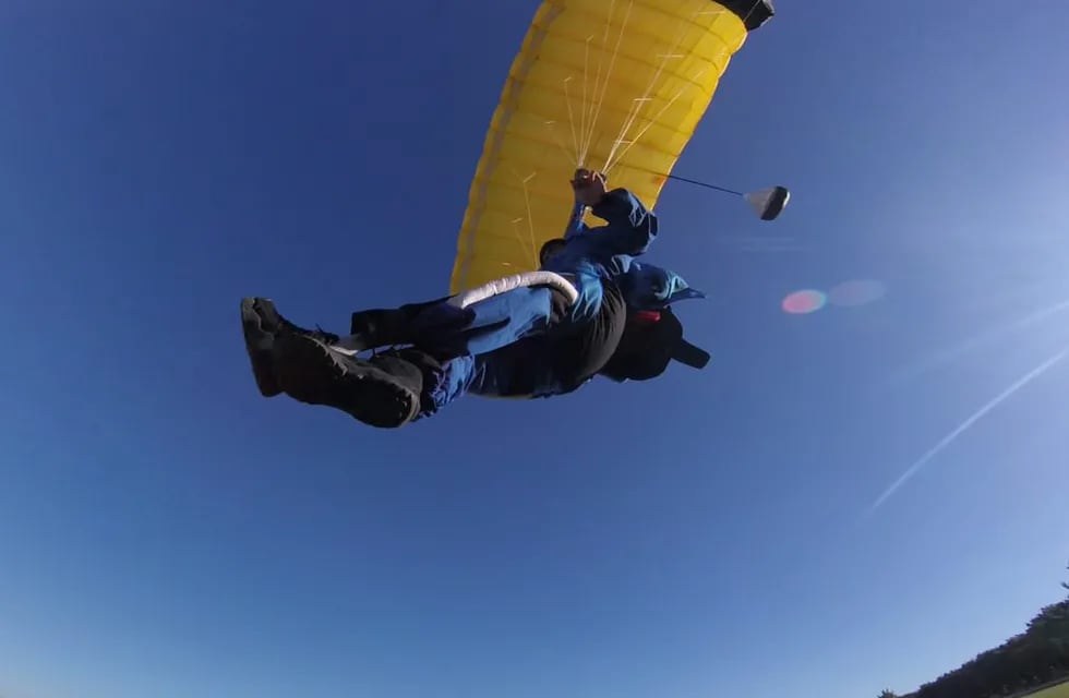 El retorno del paracaidista tras la amputación de una de sus piernas.