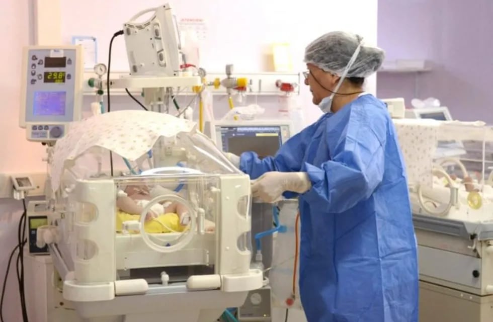 Bebé en incubadora, maternidad Mendoza