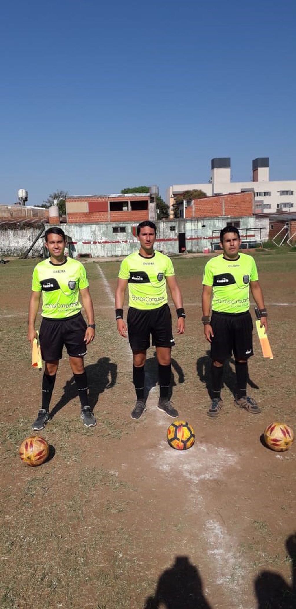 El árbitro del partido entre Santo Pipó y Guacurarí, Facundo Neris, y sus ayudantes. (Misiones Online)