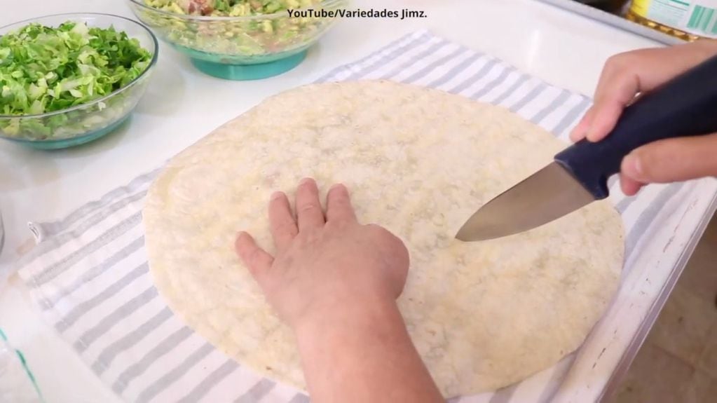 La tortilla se corta hasta la mitad.
