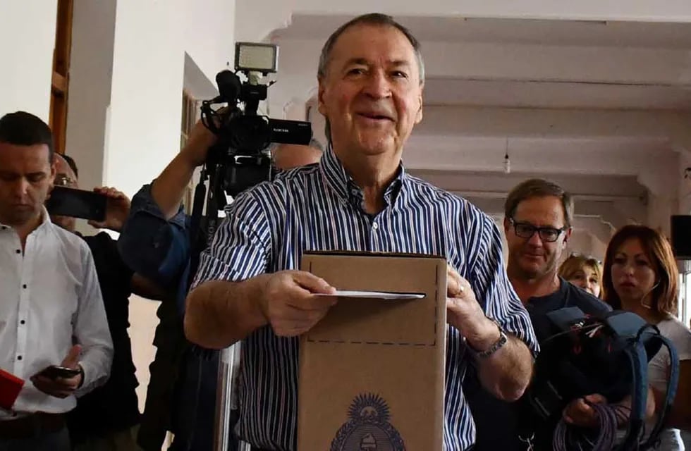 El gobernador Juan Schiaretti votando en las elecciones 2019. (Foto de archivo/Télam)
