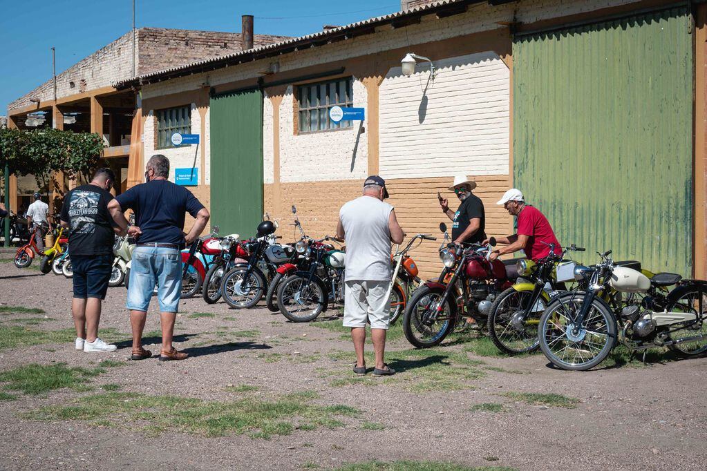 En Alvear hicieron un recorrido por el siglo XX a traves de unos 50 autos y motos que hicieron historia.