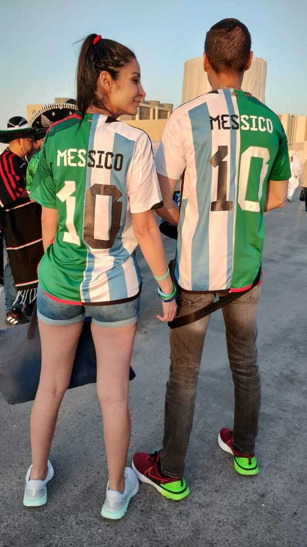"Messico", la propuesta de una pareja mexicana para alentar a su selección y al capitán argentino. (Foto: TN).