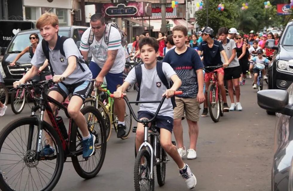 La bicicleteada solidaria del Roque pedaleó su vigésima edición