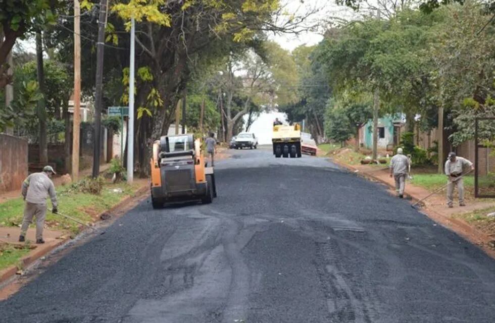 Obras de asfalto sobre empedrado en la chacra 119 de Posadas.