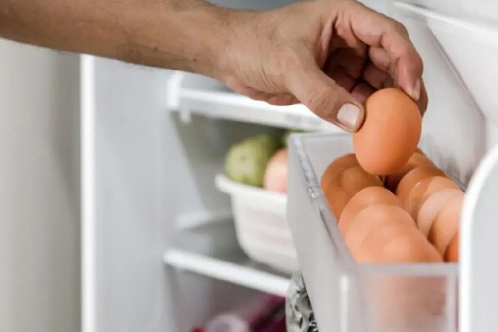 Las razones de por qué NO se recomienda guardar los huevos en la puerta de la heladera.