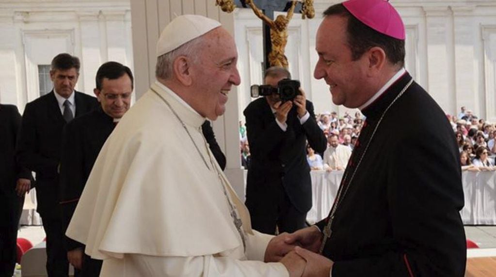 El papa Francisco junto a Gustavo Zanchetta, el obispo argentino del Vaticano que es investigado por presunto abuso sexual.