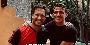 Juan Ignacio Cane y Diego Boneta con la camiseta de Newell's