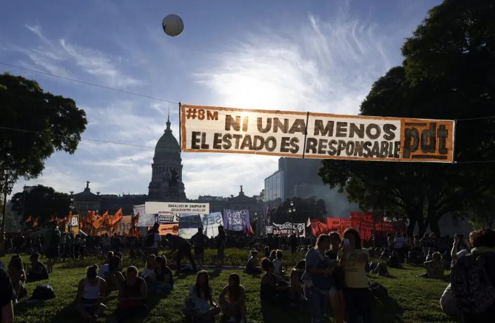 General view of Dos Congresos square during the demonstration marking the International Women's Day in Buenos Aires on March 8, 2018. / AFP PHOTO / JUAN MABROMATA
