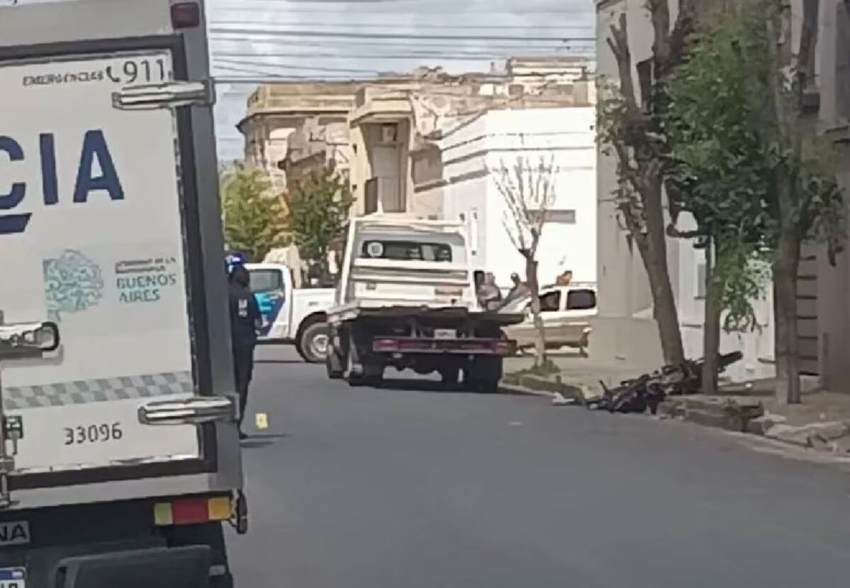 Un motociclista murió tras ser embestido por un camión en medio de una discusión de tránsito en Azul thumbnail