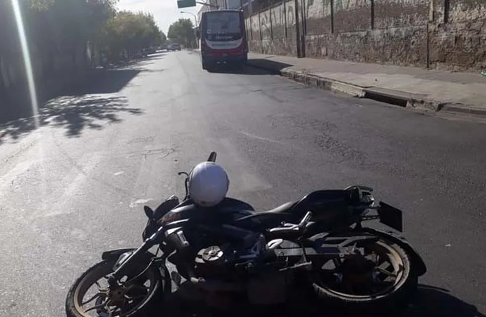 Un motociclista chocó contra un colectivo