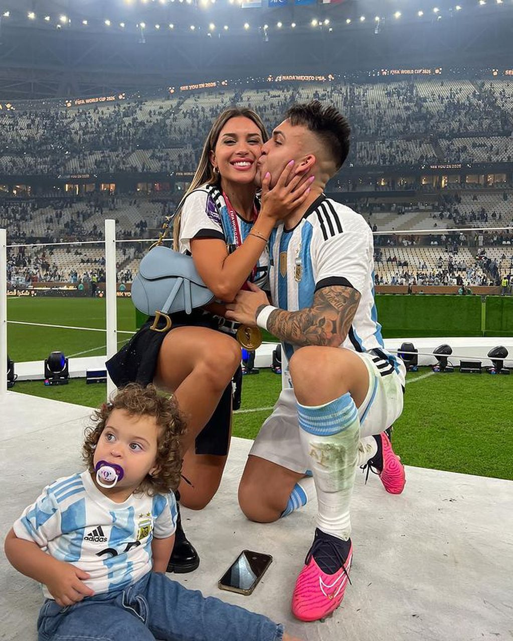 Agustina Gandolfo como una hincha más: los videos de la caravana que recibió a la Selección Argentina