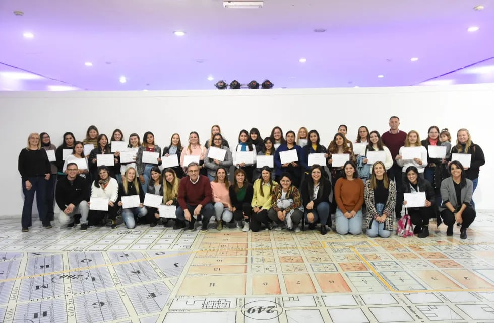 Nueva entrega de certificados por capacitaciones del programa Elegí Digital Violeta