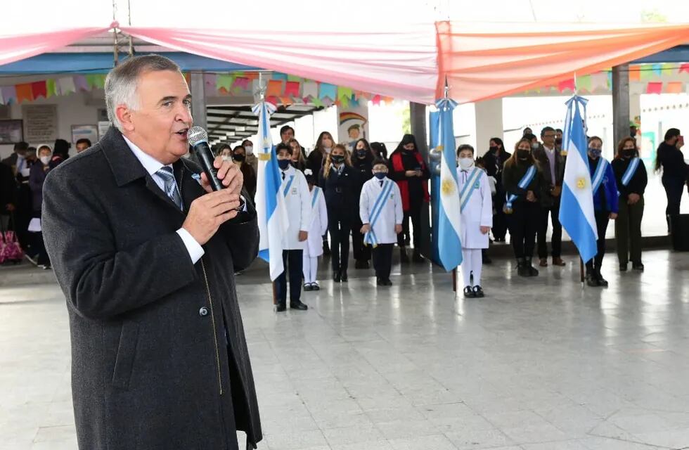 Osvaldo Jaldo asistió a la Escuela Fray Manuel Pérez ubicada en la localidad de Alderetes con el objetivo de inaugurar obras de ampliación y remodelación de la institución.