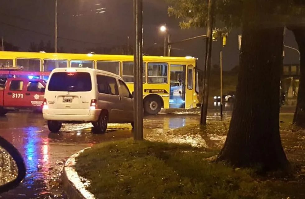 Un motociclista falleció luego de chocar con un colectivo de la línea 106 de Rosario en Travesía y Gu00e9nova.