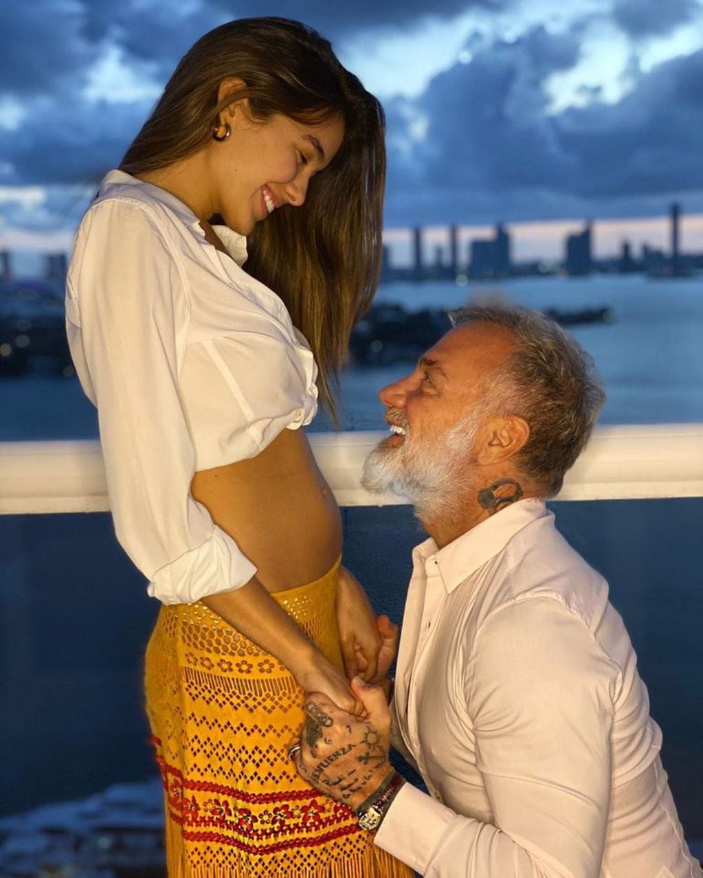 Gianluca Vacchi subió una foto mostrando la pancita de su novia. (Instagram)
