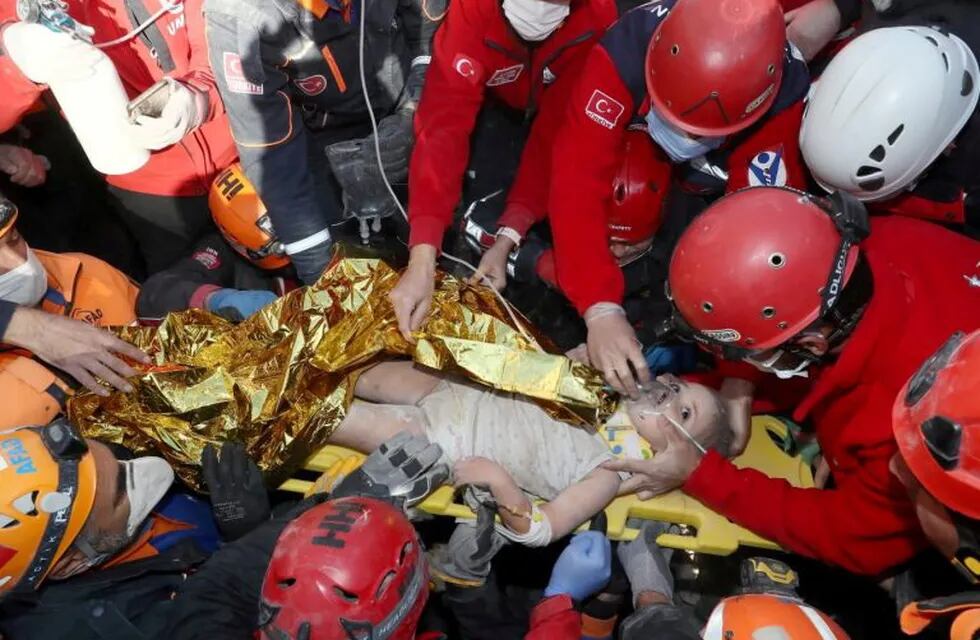Ayda Gezgin, de tres años, fue rescatada de los escombros en Turquía (AFAD / REUTERS)