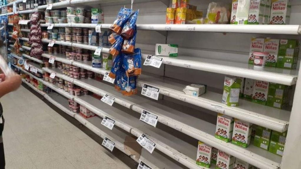 Supermercados con góndolas vacías en Carlos Paz. (Domingo 15 de marzo).