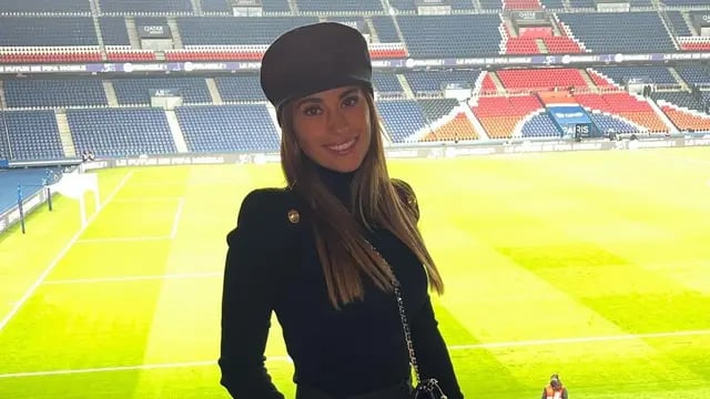 Antonela Roccuzzo en el estadio de PSG