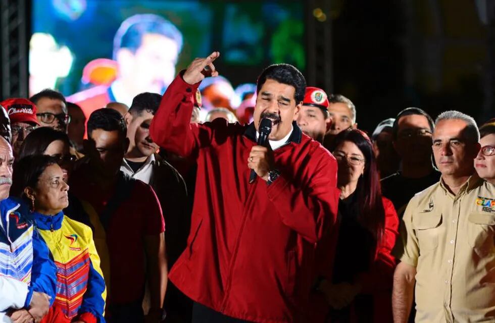 El presidente Nicolás Maduro (c) hace declaraciones en la plaza Bolívar de Caracas, Venezuela, el 31/07/2017, tras la controvertida votación por la Asamblea Nacional Constituyente.\r\n(Vinculado a la cobertura del día de dpa) foto: Manaure Quintero/dpa