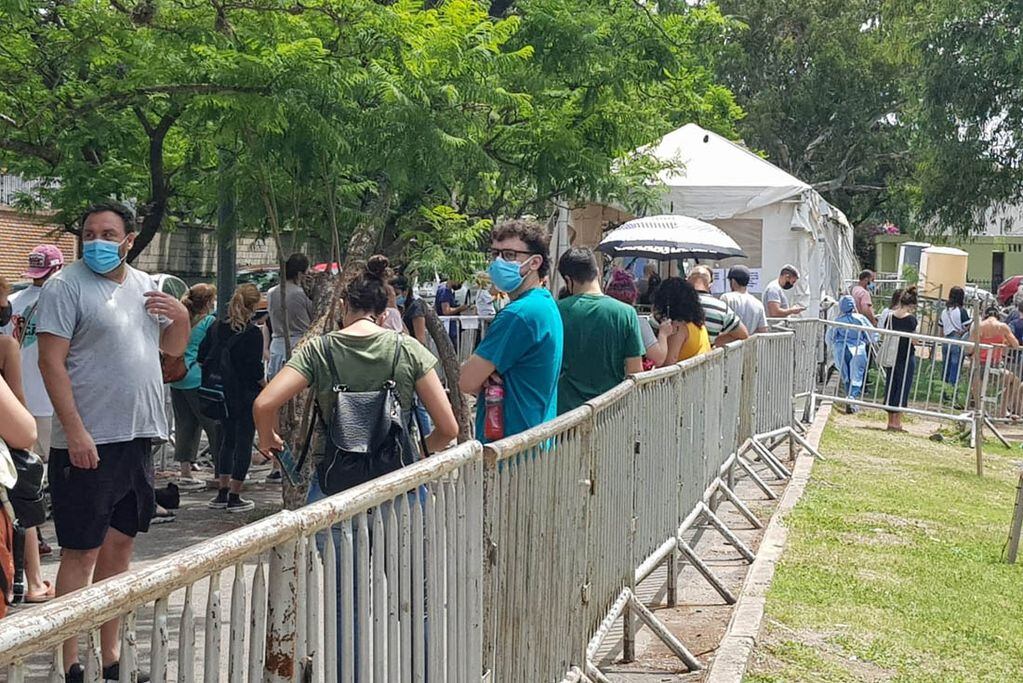 La demanda de testeos sigue en alza. Largas colas en la carpa sanitaria del Parque de Las Naciones de la ciudad de Córdoba. (Nicolás Bravo/ La Voz)