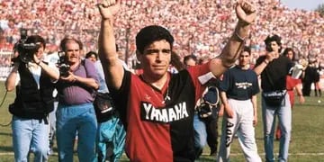 Zanella y Yamaha: la camiseta que usó Messi para homenajear a Maradona
