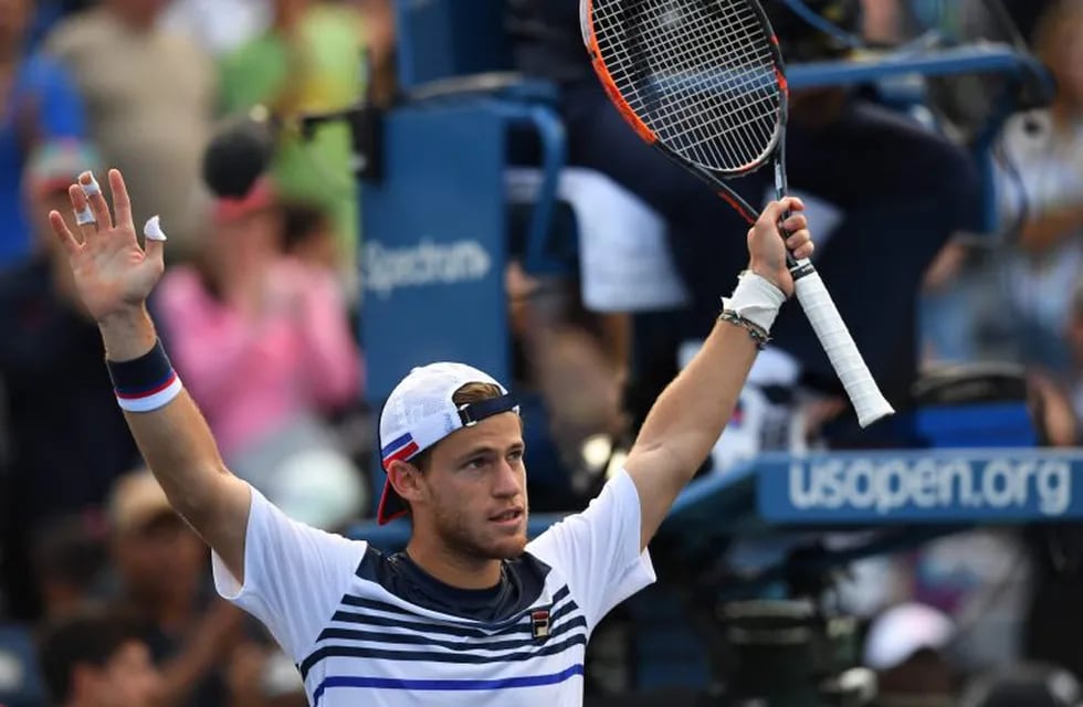 Diego Schwartzman celebrates winning his fourth round singles match against Lucas Pouille of France during the US Open 2017 at the USTA Billie Jean King National Tennis Center on September 3, 2017 in New York. / AFP PHOTO / TIMOTHY A. CLARY