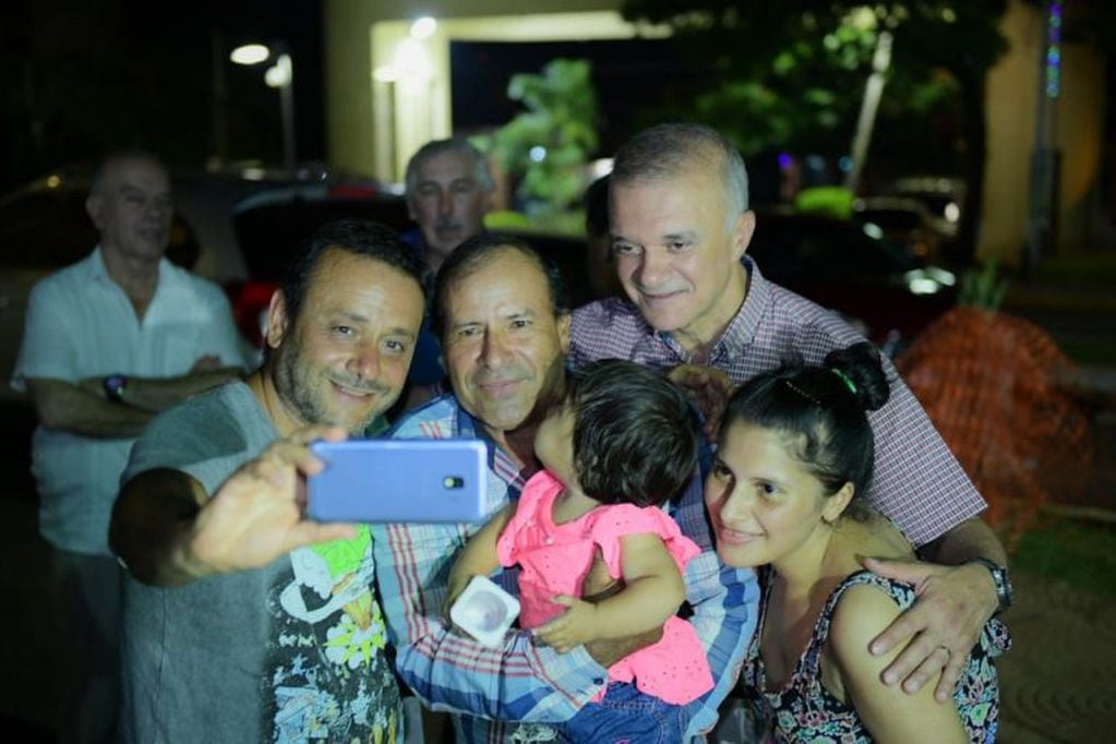 Oscar Herrera Ahuad. Selfie con familiares de internados en el Hospital Madariaga, junto al vicegobernador Carlos Arce. Herrera y Arce son médicos. (Misiones Online)
