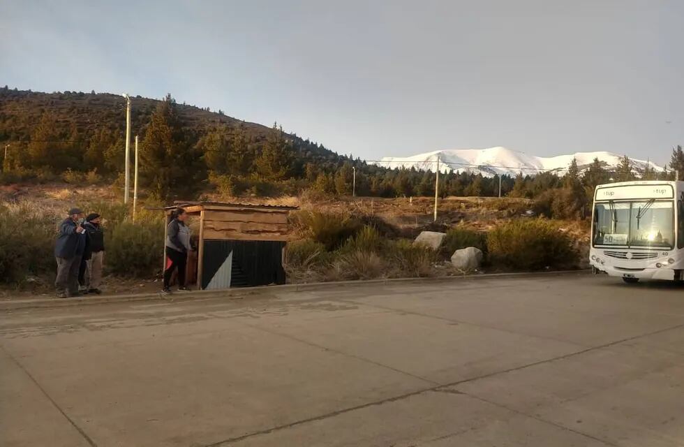 Vecinos de Bariloche hicieron su propia garita para pasar el frío mientras esperan el colectivo