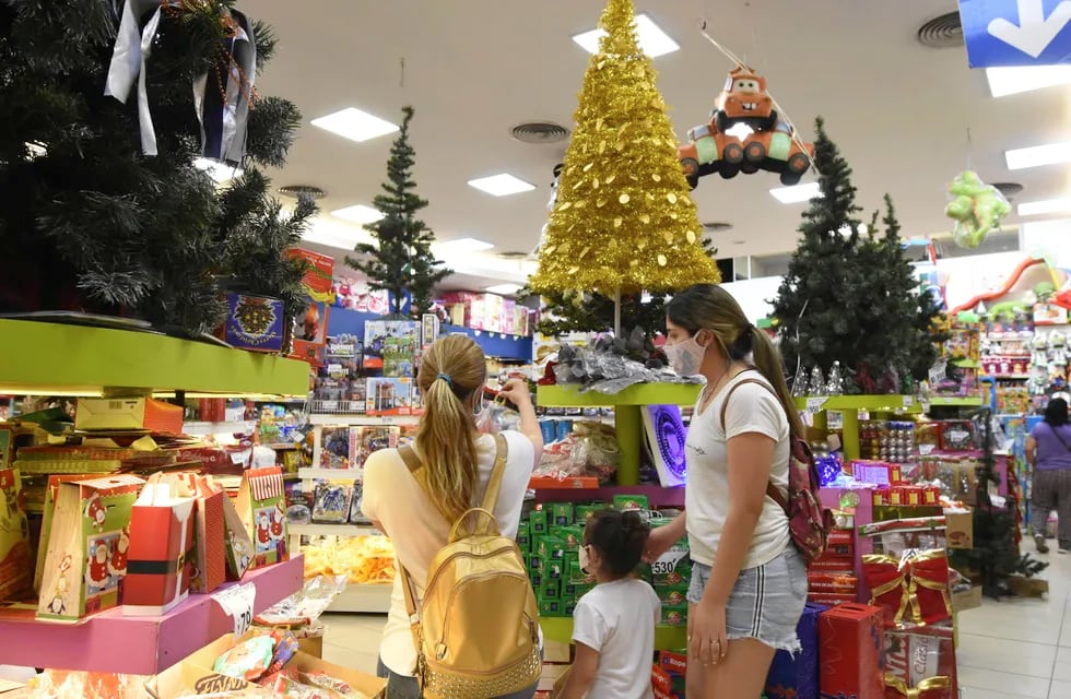 Navidad: cuáles son los horarios del comercio, los shoppings y el transporte en Mendoza.
Foto: Mariana Villa / Los Andes 

navidad, compras navideñas, adornos, lucesitas, pinito de navidad, girnaldas