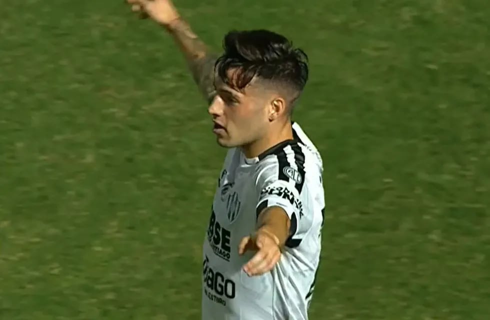 Lucas Besozzi marcó el segundo gol de Central Córdoba ante Instituto en Alta Córdoba