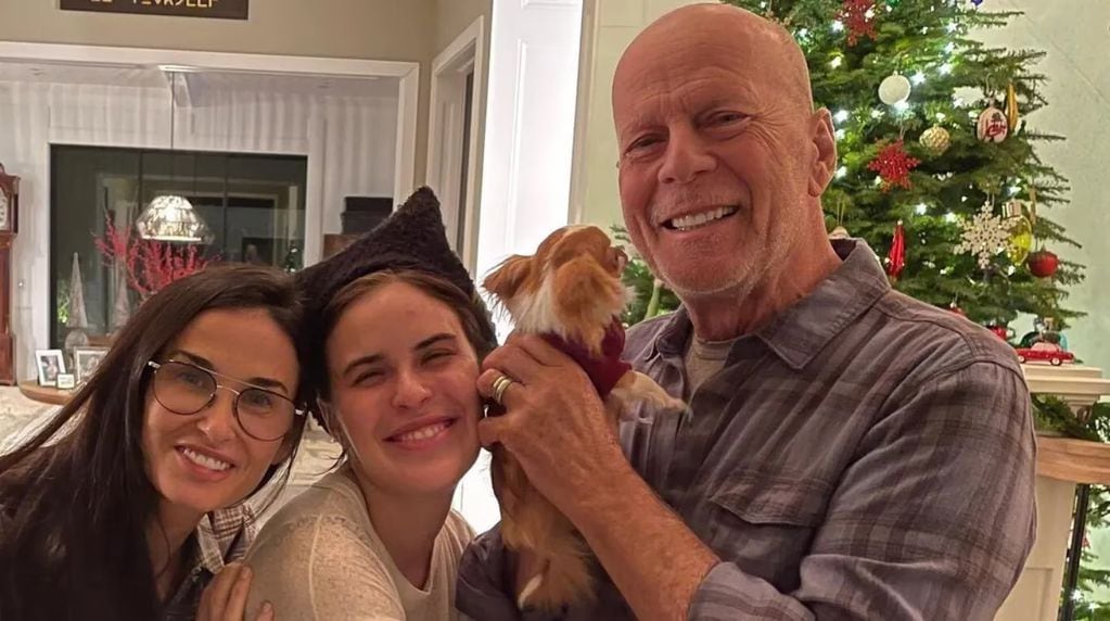 Bruce Willis junto a Demi Moore y una de sus hijas.